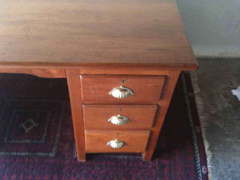 Vintage desk in Burmese teak. Quality piece.6 drawers.