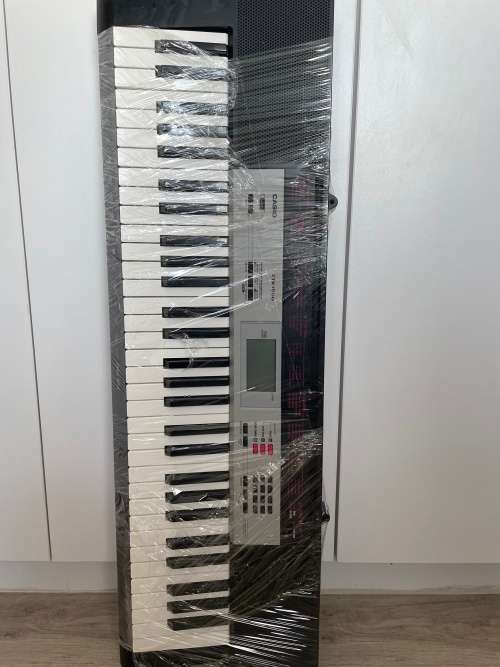 CASIO CTK1500 61 piano-style keys model for total playability.