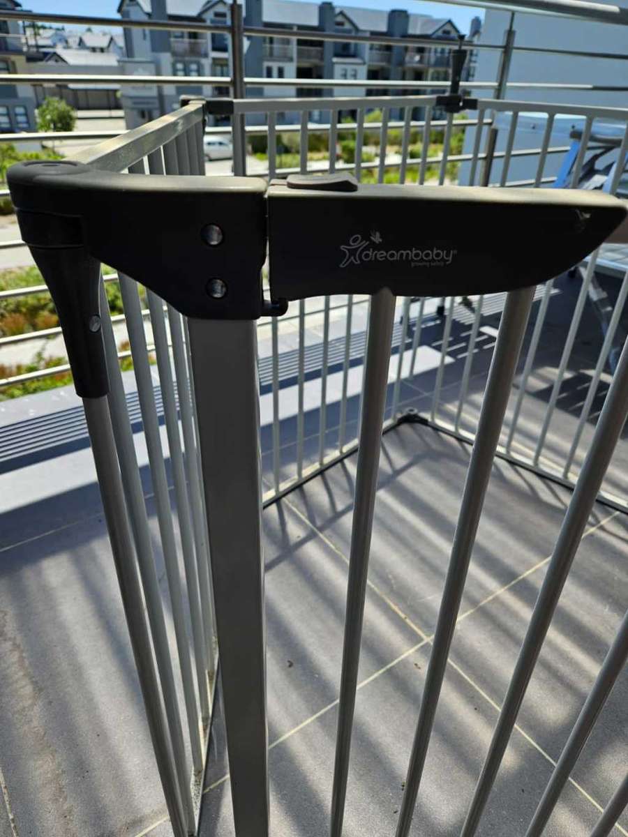 Dreambaby - Royal Converta 3-in-1 Play Pen - Baby Playpen Kids Home Activity Center Play Yard Fence