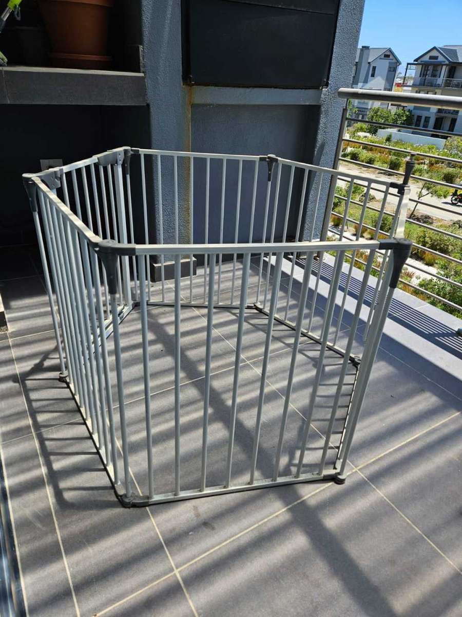 Dreambaby - Royal Converta 3-in-1 Play Pen - Baby Playpen Kids Home Activity Center Play Yard Fence