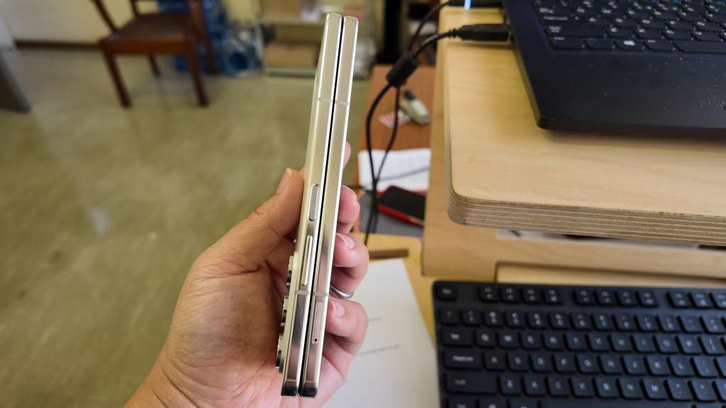 Samsung Galaxy Z Fold5 5G Cream 512gb dual sim - mint as new