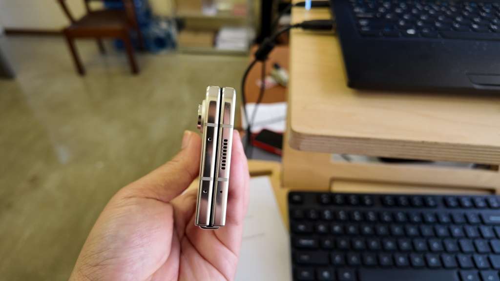 Samsung Galaxy Z Fold5 5G Cream 512gb dual sim - mint as new