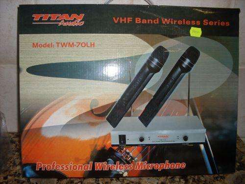 Dual hand cordless microphone