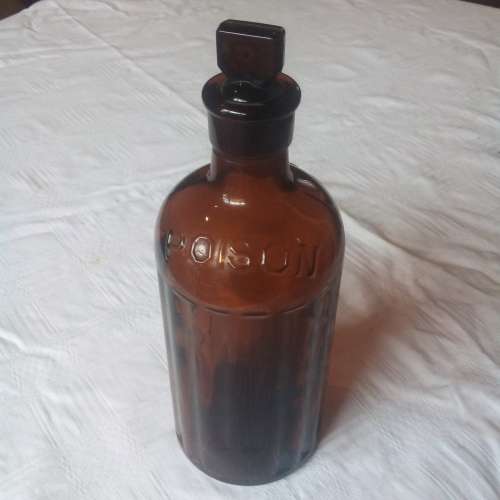 APOTHECARY POISON BOTTLE EYEBATHS INKWELL AND VILES