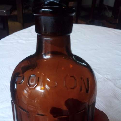 APOTHECARY POISON BOTTLE EYEBATHS INKWELL AND VILES