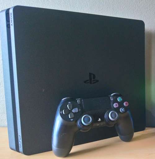 PlayStation 4 Slim 1TB and 3 Games, Call of Duty Warzone, Apex Legends, Fortnite