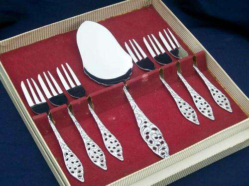 ROYAL DUTCH SILVERWORKS ## ELWEZETTA CHROME PLATED BOXED SET OF LIFTER & CAKE FORKS