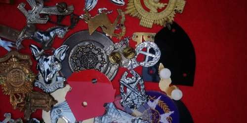 LOT OF MIXED MILITARY BADGES