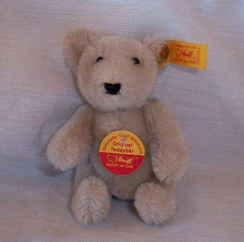 Miniature Steiff bear. 9 cm tall.