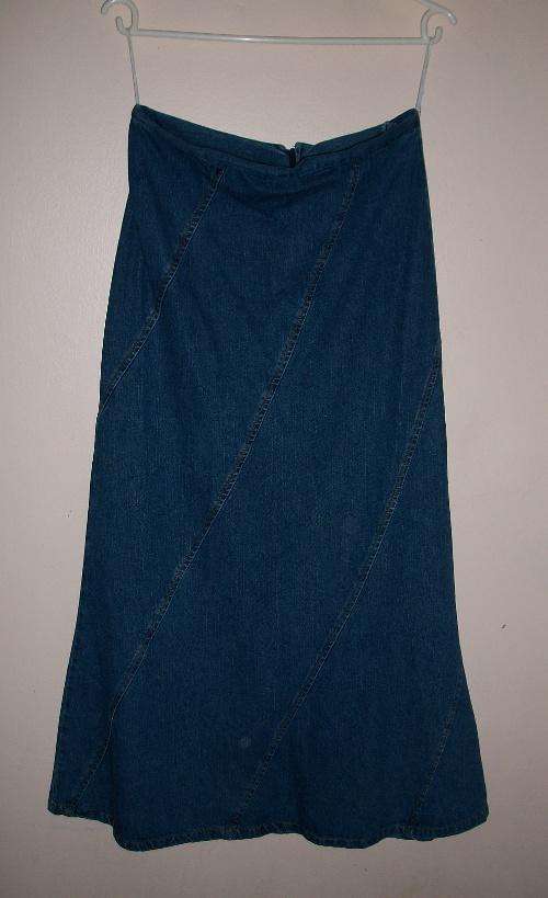 Stretch Denim size 8-10 fitted skirt.