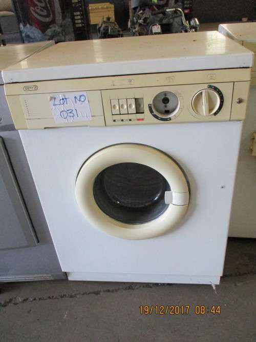 DEFY WASHING MACHINE - VALUED AT R1300.00