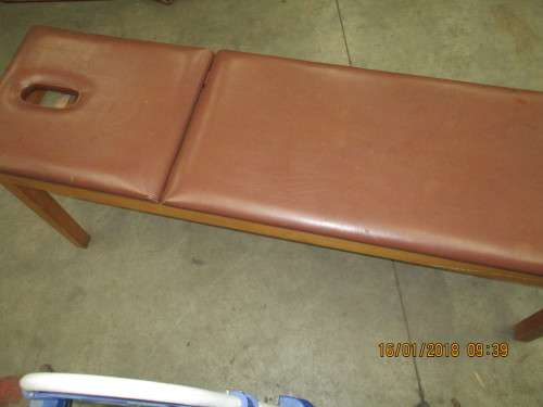 MASSAGE TABLE GREAT CONDITION R2500