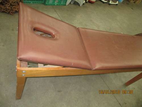 MASSAGE TABLE GREAT CONDITION R2500