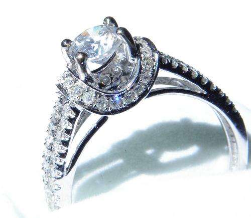 MASTERFULLY CRAFTED-GISA CERTIFIED**ICE WHITE CENTRE STONE** 0.91CTS DIAMOND RING!!!