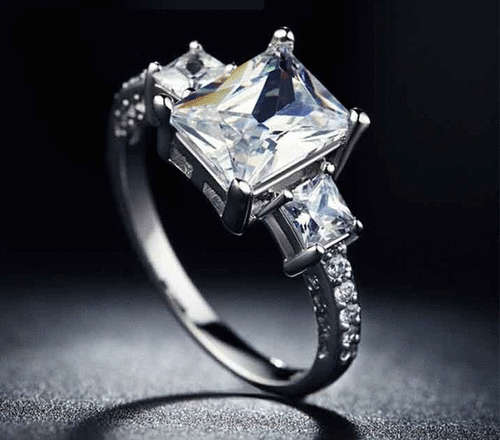 *** GLAMOUROUS CUBIC ZIRCONIA RING * Size 8   /  Q ***