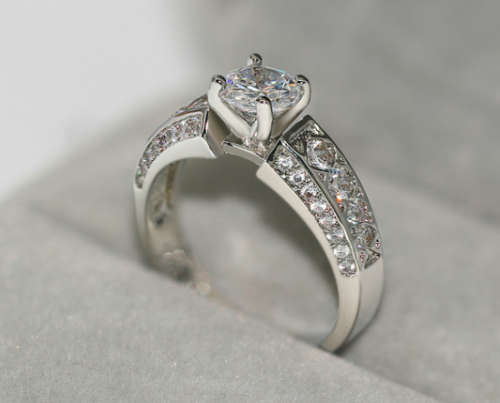 * CLASSIC  18K GP ~ SIM DIAMOND RING * Size: 6 / 7 / 9 *