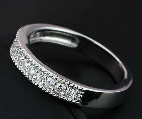 ***BEAUTIFUL CUBIC ZIRCONIA ETERNITY WEDDING RING****SIZE 6