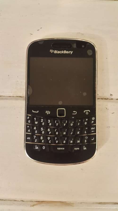 Blackberry Bold 9900 Mint condition, original box, sleeve and 5 back covers