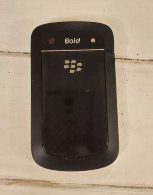 Blackberry Bold 9900 Mint condition, original box, sleeve and 5 back covers