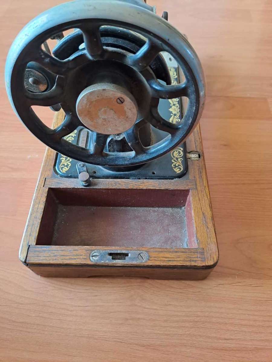 Non-electric Singer Hand operated sewing machine