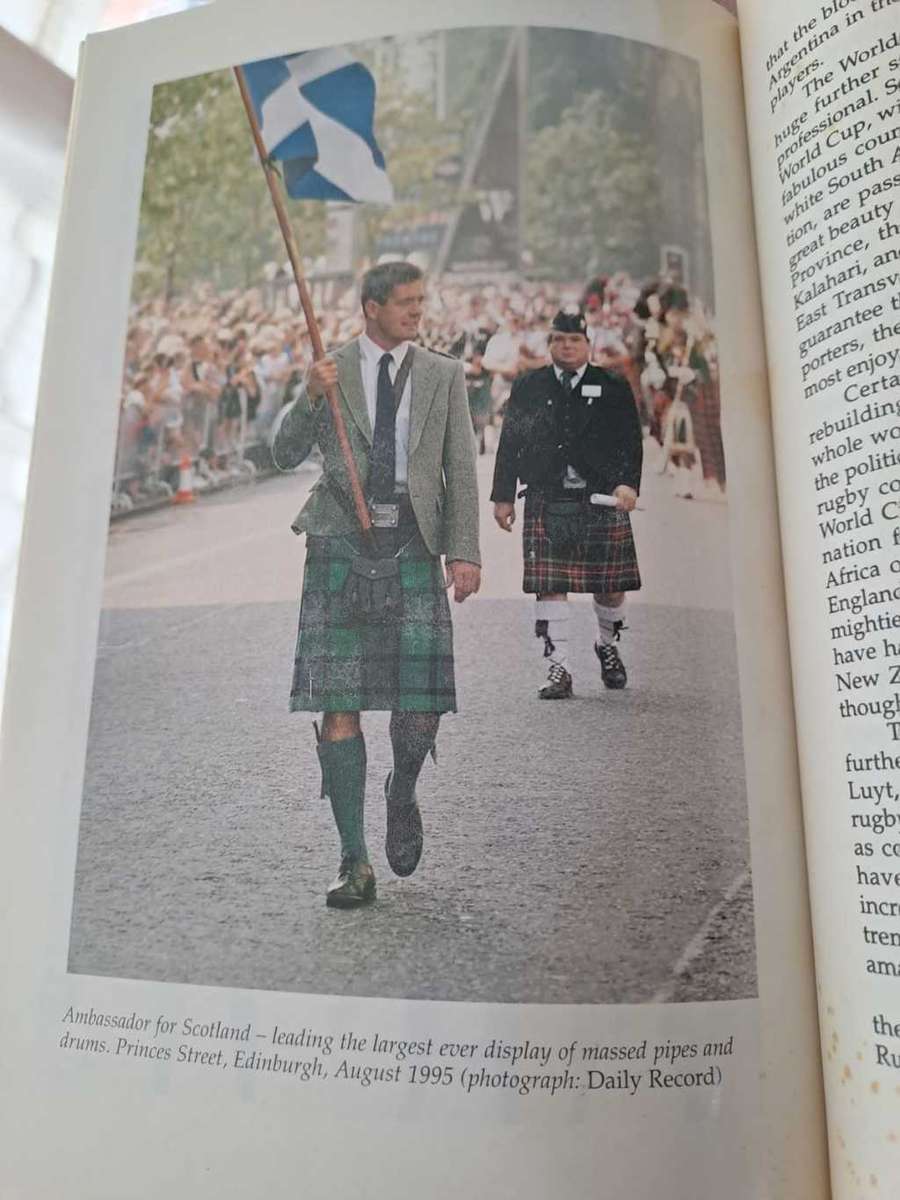 Gavin Hasting, Scotland fullback autobiography, signed, 224 pages
