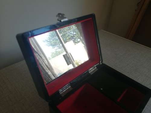 Stunning musical jewellery box in working condition