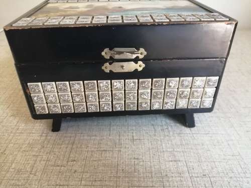 Stunning musical jewellery box in working condition