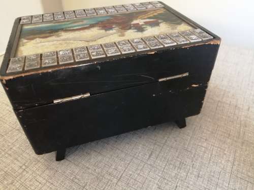 Stunning musical jewellery box in working condition