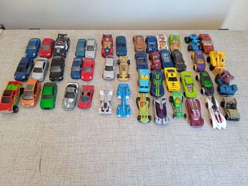 Big collection of cars, Hotwheels, Matchbox and more