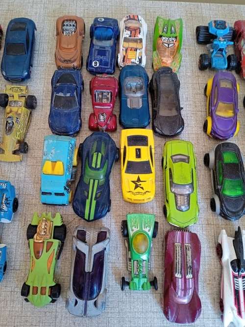 Big collection of cars, Hotwheels, Matchbox and more
