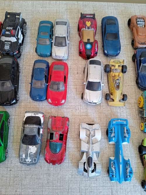 Big collection of cars, Hotwheels, Matchbox and more