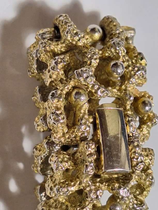 Lovely chunky gold toned bracelet