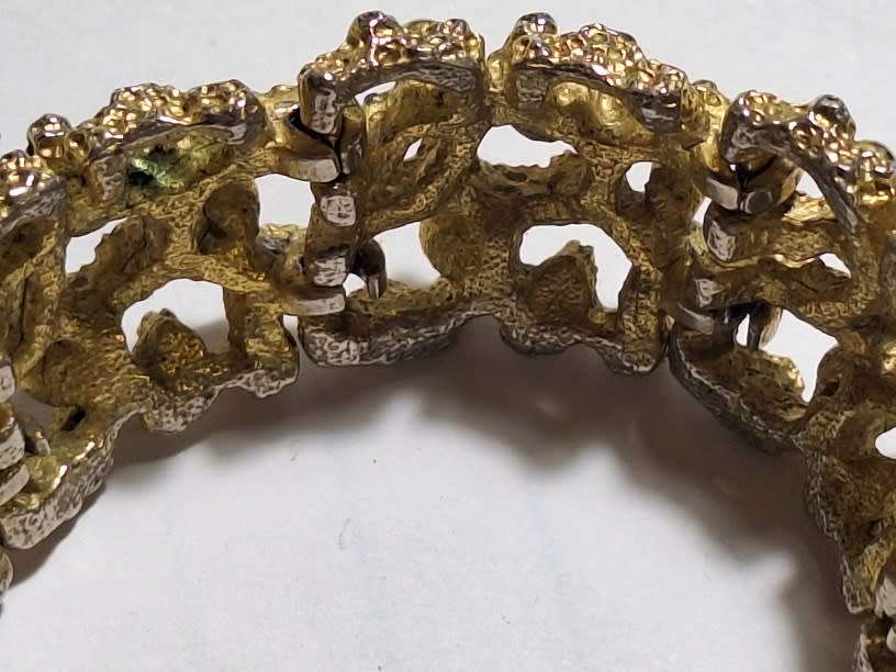 Lovely chunky gold toned bracelet