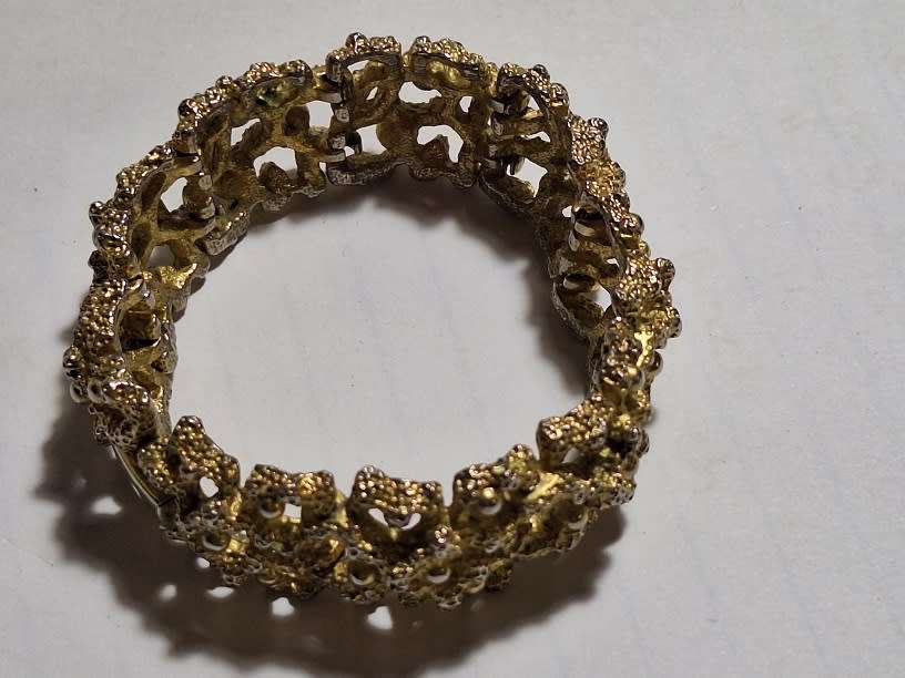 Lovely chunky gold toned bracelet