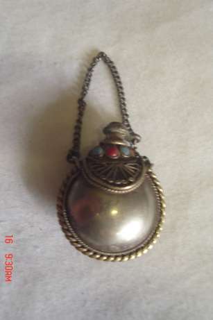 GORGEOUS LITTLE PERFUME BOTTLE