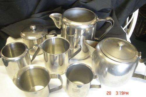 SELECTION OF STAINLESS STEEL ITEMS