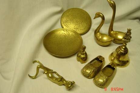 COLLECTION OF BRASS ITEMS
