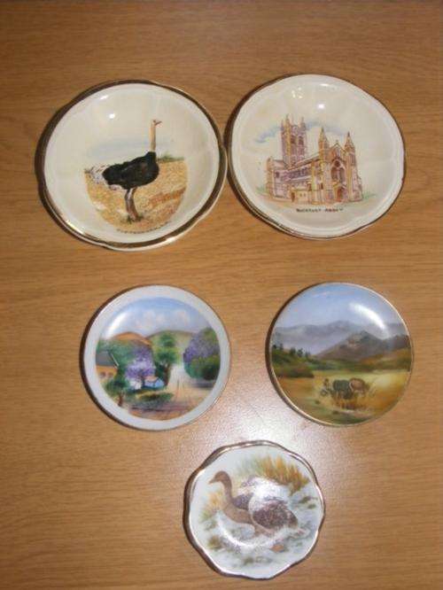5 X VERY SMALL WALL PLATES, CROWN DEVON AND MORE