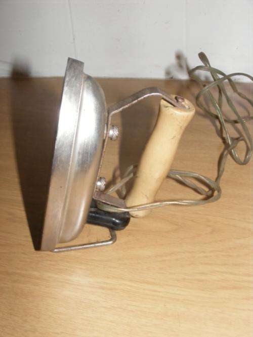VINTAGE TRAVEL IRON