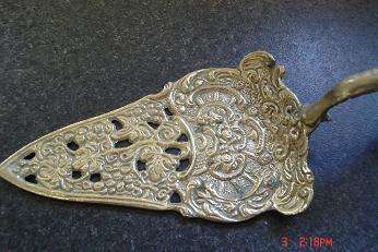 STUNNING CAKE LIFTER R1 NO RESERVE