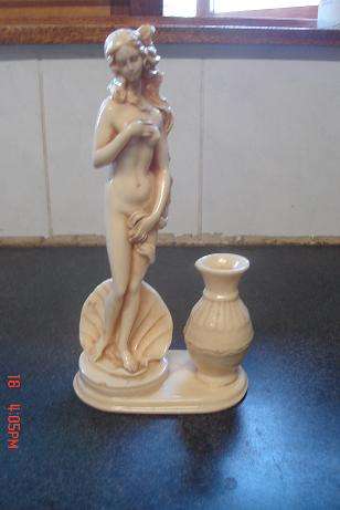 STUNNING FIGURINE TO ADD TO YOUR COLLECTION