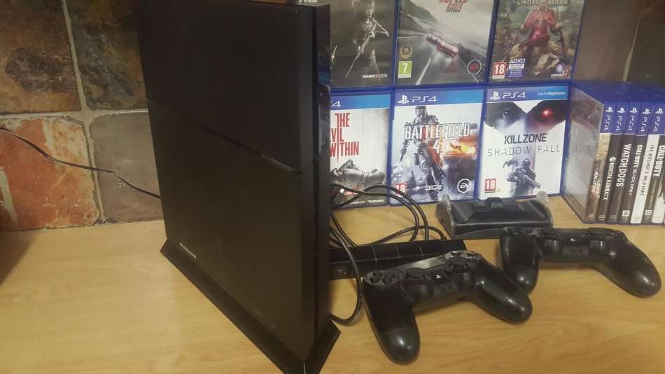 WOW!! Massive PS4 Bundle!!! 2 x Remotes, 14 Games etc. Massive Bargain!!