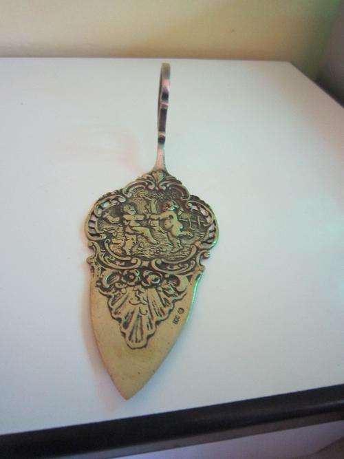 Continental silver cherub cake lifter  item no 298