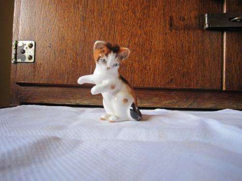 ROYAL DOULTON KITTEN  ITEM NO 15