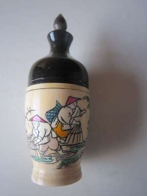 EBONY AND -----   SNUFF BOTTLE WITH SCOOP  ITEM NO 544