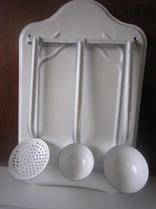 WHITE ENAMEL DRIPTRAY WITH 3 HANGING SPOONS -- STUNNING ITEM NO 558