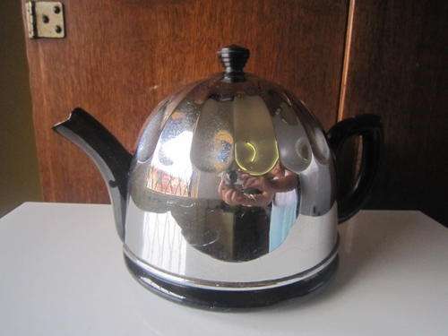 ART DECO BLACK AND CHROME EVERHOT TEA POT  ITEM NO 951