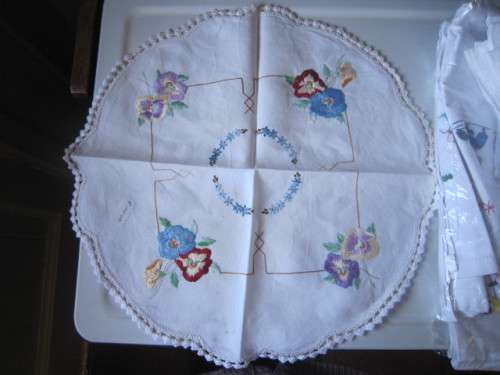 VINTAGE HAND EMBROIDERED ROUND TRAY CLOTH  ITEM B