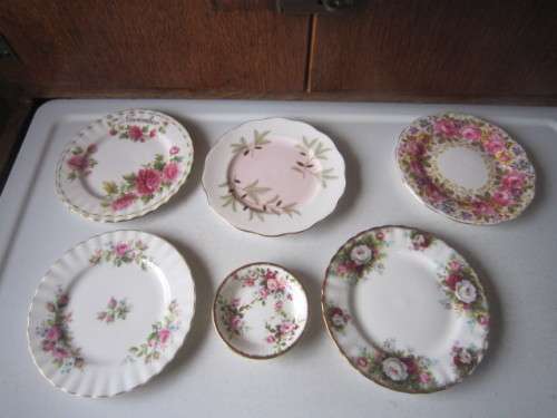 ROYAL ALBERT COLLECTION OF SIDE PLATES AND SMALL PIN TRAY  ITEM NO 2041