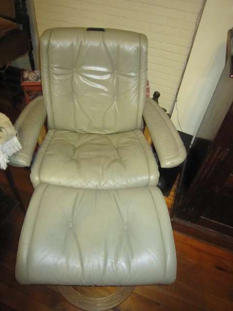 STRESSLESS EKORNES RECLINER AND FOOTSTOOL IN LEATHER AND WOOD  ITEM NO 2097